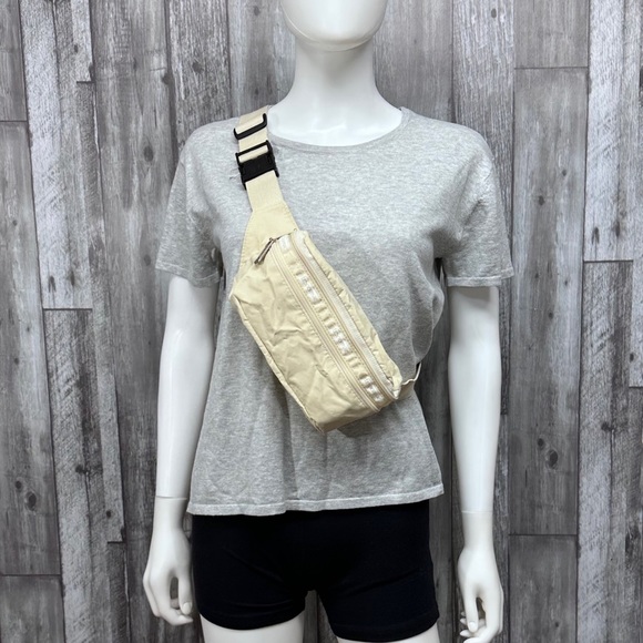 Lesportsac Handbags - Vintage LeSportsac Double Zip Belt Bag